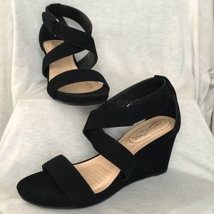 Velcro, wedged heels 😍